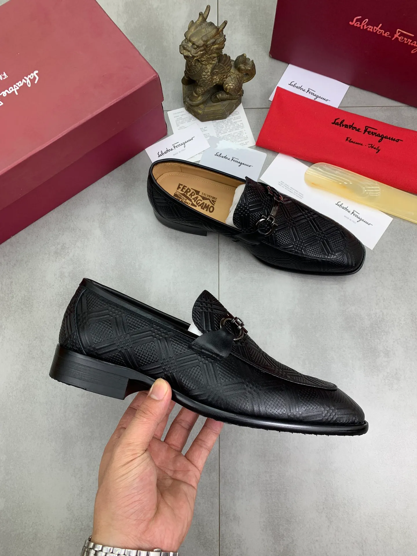 Men's Men's Shoes 💰P460💰[New Style] Water-dyed Niuli 🆘[Salvatore Ferragamo] Ferragamo's latest casual business leather shoes for men! Available at counters simultaneously! The fabric is made of specially imported original open-edge beaded calfskin, and the interior is made of imported water-dyed cowhide. It is absolutely luxurious and leads the fashion trend. Matching code: 38-45 (46 and 47 can be customized); black color optional